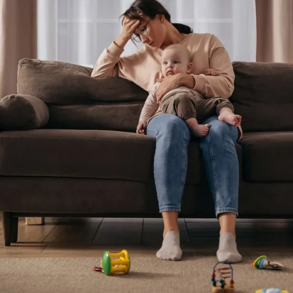O baby blues é uma condição emocional comum que pode surgir após o nascimento do bebê; veja como lidar