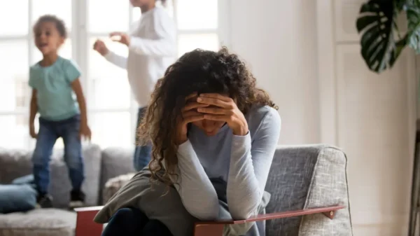 Especialistas refletem sobre a exaustão que muitas mulheres sentem por uma cobrança social de ser uma "boa mãe"