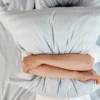 A dificuldade em acordar cedo pode ser atribuída a hábitos inadequados de sono e pode comprometem o rendimento físico e mental durante o dia