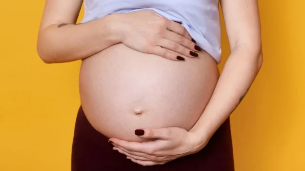 Dor, formigamentos e dormência nas mãos durante a gravidez podem ser sinais de problemas hormonais e linfáticos