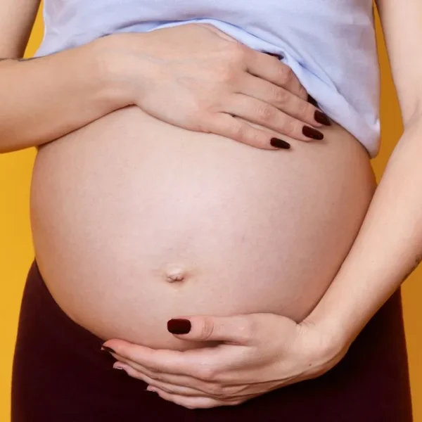 Dor, formigamentos e dormência nas mãos durante a gravidez podem ser sinais de problemas hormonais e linfáticos