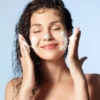 Entenda as diferenças entre cada tipo de sabonete facial e saiba qual é mais indicado para o seu tipo de pele