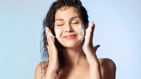 Entenda as diferenças entre cada tipo de sabonete facial e saiba qual é mais indicado para o seu tipo de pele