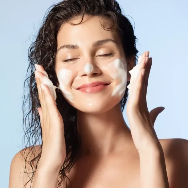 Entenda as diferenças entre cada tipo de sabonete facial e saiba qual é mais indicado para o seu tipo de pele
