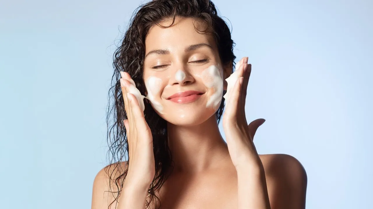 Entenda as diferenças entre cada tipo de sabonete facial e saiba qual é mais indicado para o seu tipo de pele