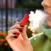 Disfarçado de inofensivo, o cigarro eletrônico preocupa especialistas pela rápida popularização entre jovens e riscos graves à saúde