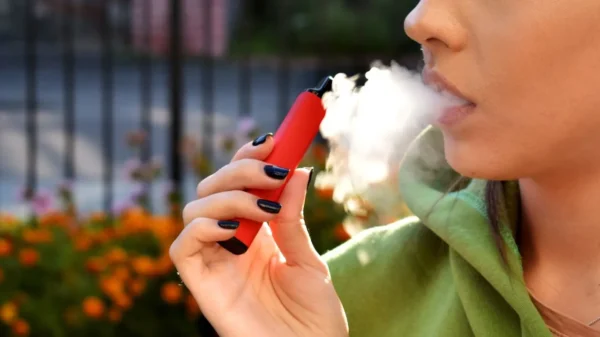Disfarçado de inofensivo, o cigarro eletrônico preocupa especialistas pela rápida popularização entre jovens e riscos graves à saúde