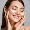 Dermatologista esclarece o que é fato ou fake das dicas de beleza que viralizam nas redes sociais e podem causar danos à pele e cabelos