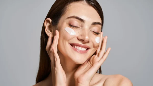 Dermatologista esclarece o que é fato ou fake das dicas de beleza que viralizam nas redes sociais e podem causar danos à pele e cabelos