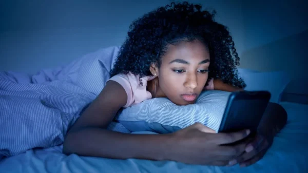 Especialista explica como o uso abusivo de telas está ligado a isolamento social, queda de produtividade e sintomas de ansiedade