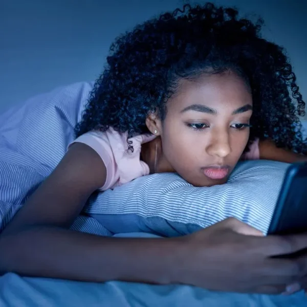 Especialista explica como o uso abusivo de telas está ligado a isolamento social, queda de produtividade e sintomas de ansiedade
