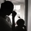 Especialista explica como reconhecer os sinais e cuidar do bem-estar emocional para evitar complicações para a saúde mental feminina