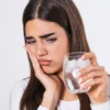 Especialista explica causas, sintomas e soluções para quem sofre com sensibilidade dentária no dia a dia