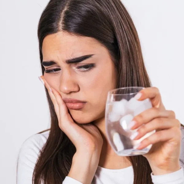 Especialista explica causas, sintomas e soluções para quem sofre com sensibilidade dentária no dia a dia
