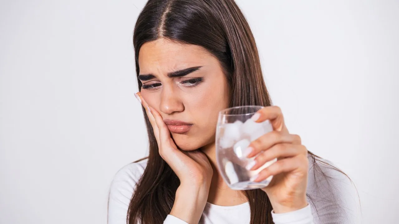 Especialista explica causas, sintomas e soluções para quem sofre com sensibilidade dentária no dia a dia