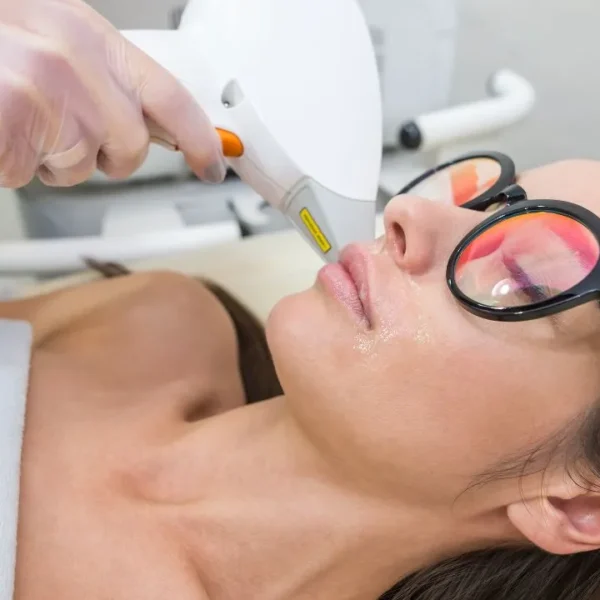 Tecnologia de radiofrequência com resfriamento a gás, o Oligio estimula o colágeno, melhora a firmeza da pele e redefine o contorno facial