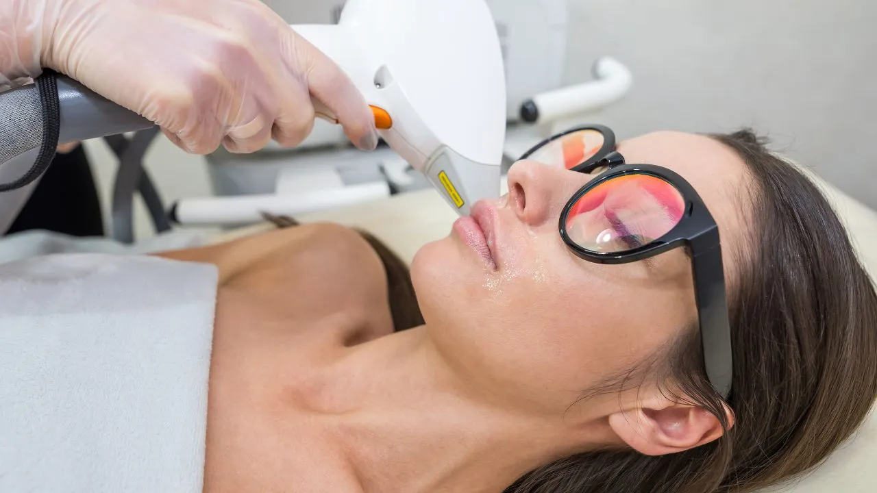 Tecnologia de radiofrequência com resfriamento a gás, o Oligio estimula o colágeno, melhora a firmeza da pele e redefine o contorno facial
