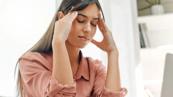 Neurologista comenta sobre como alimentação, diário de crises e estilo de vida ajudam a reduzir a frequência e a intensidade da enxaqueca