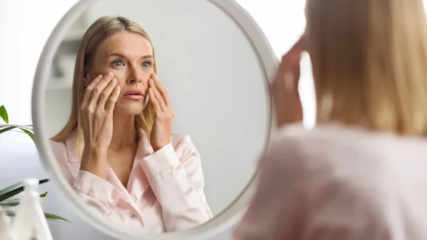 Especialista aponta alguns hábitos na rotina de skincare que trazem malefícios para a saúde e beleza da pele
