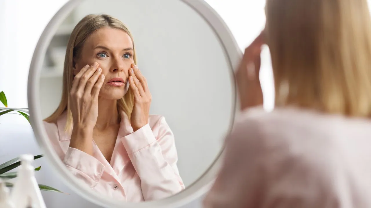 Especialista aponta alguns hábitos na rotina de skincare que trazem malefícios para a saúde e beleza da pele