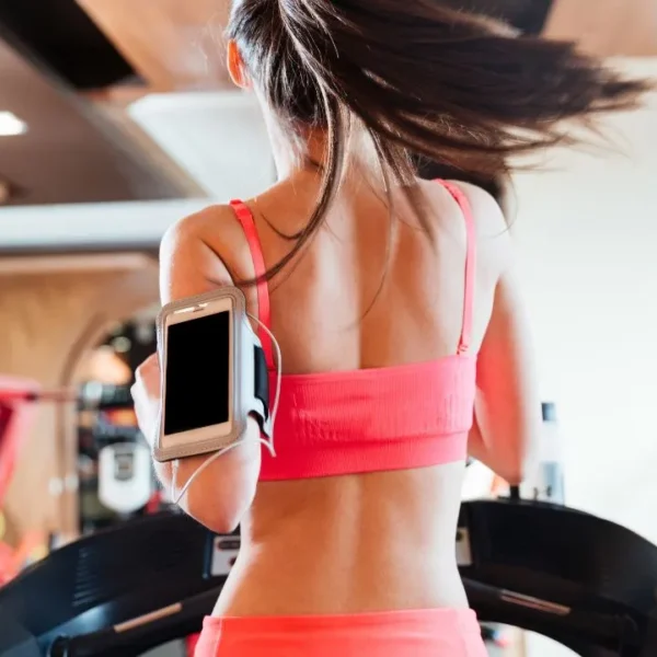 A esteira é um equipamento que oferece uma maneira eficaz de melhorar a saúde cardiovascular, controlar o peso e ajudar no fortalecimento muscular
