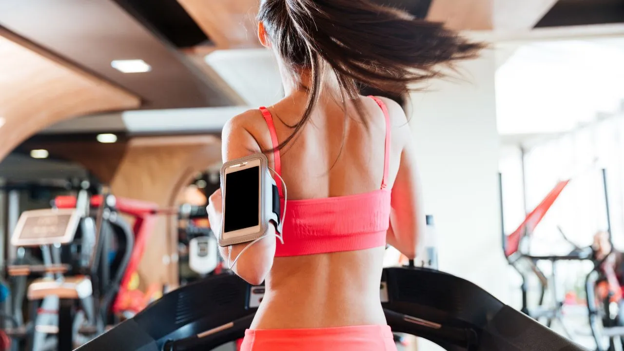 A esteira é um equipamento que oferece uma maneira eficaz de melhorar a saúde cardiovascular, controlar o peso e ajudar no fortalecimento muscular