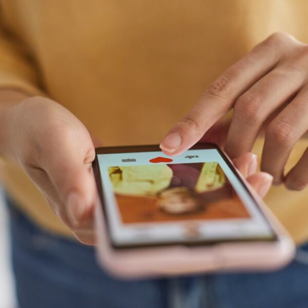 Veja como fugir de golpes em apps de relacionamento