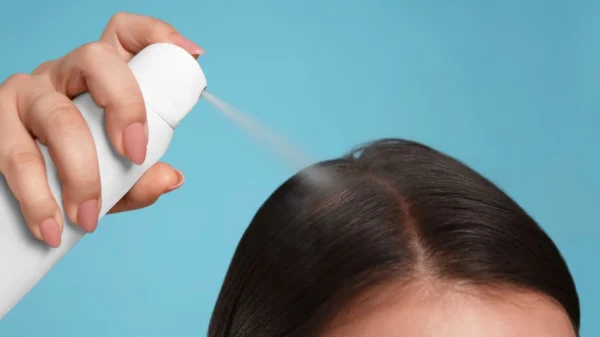 Lavar o cabelo no frio pode ser um desafio, mas com alguns truques é possível manter os fios limpos e macios todos os dias
