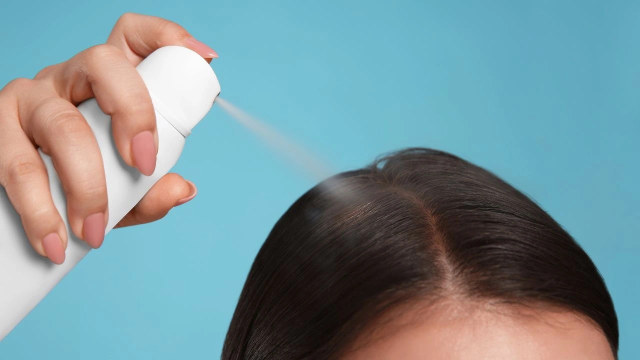 Lavar o cabelo no frio pode ser um desafio, mas com alguns truques é possível manter os fios limpos e macios todos os dias