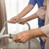 Caracterizada pela perda progressiva de massa e força muscular, a sarcopenia compromete a mobilidade e aumenta o risco de quedas e fraturas