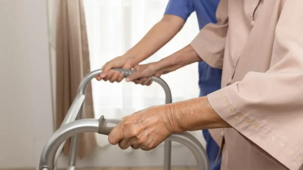 Caracterizada pela perda progressiva de massa e força muscular, a sarcopenia compromete a mobilidade e aumenta o risco de quedas e fraturas