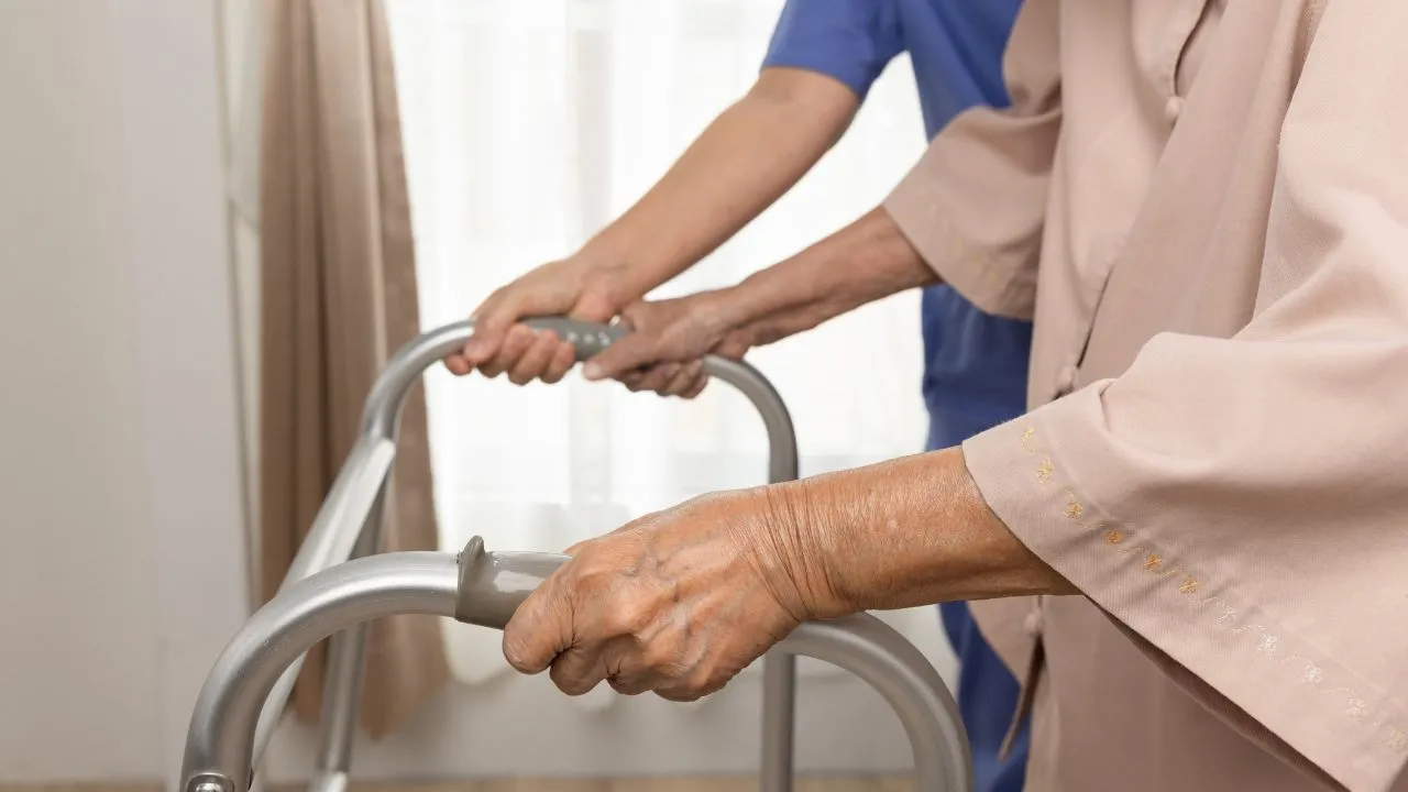 Caracterizada pela perda progressiva de massa e força muscular, a sarcopenia compromete a mobilidade e aumenta o risco de quedas e fraturas
