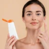 Aprenda como reaplicar o protetor solar facial na pele maquiada de forma simples e garantir eficácia do produto ao longo do dia