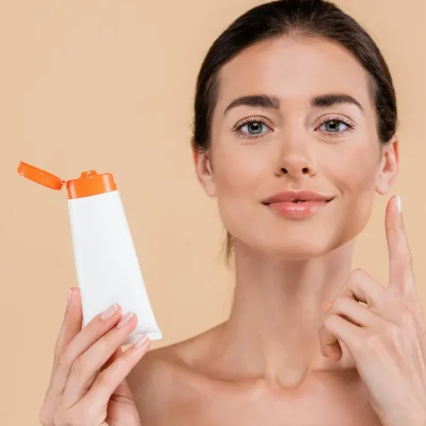 Aprenda como reaplicar o protetor solar facial na pele maquiada de forma simples e garantir eficácia do produto ao longo do dia