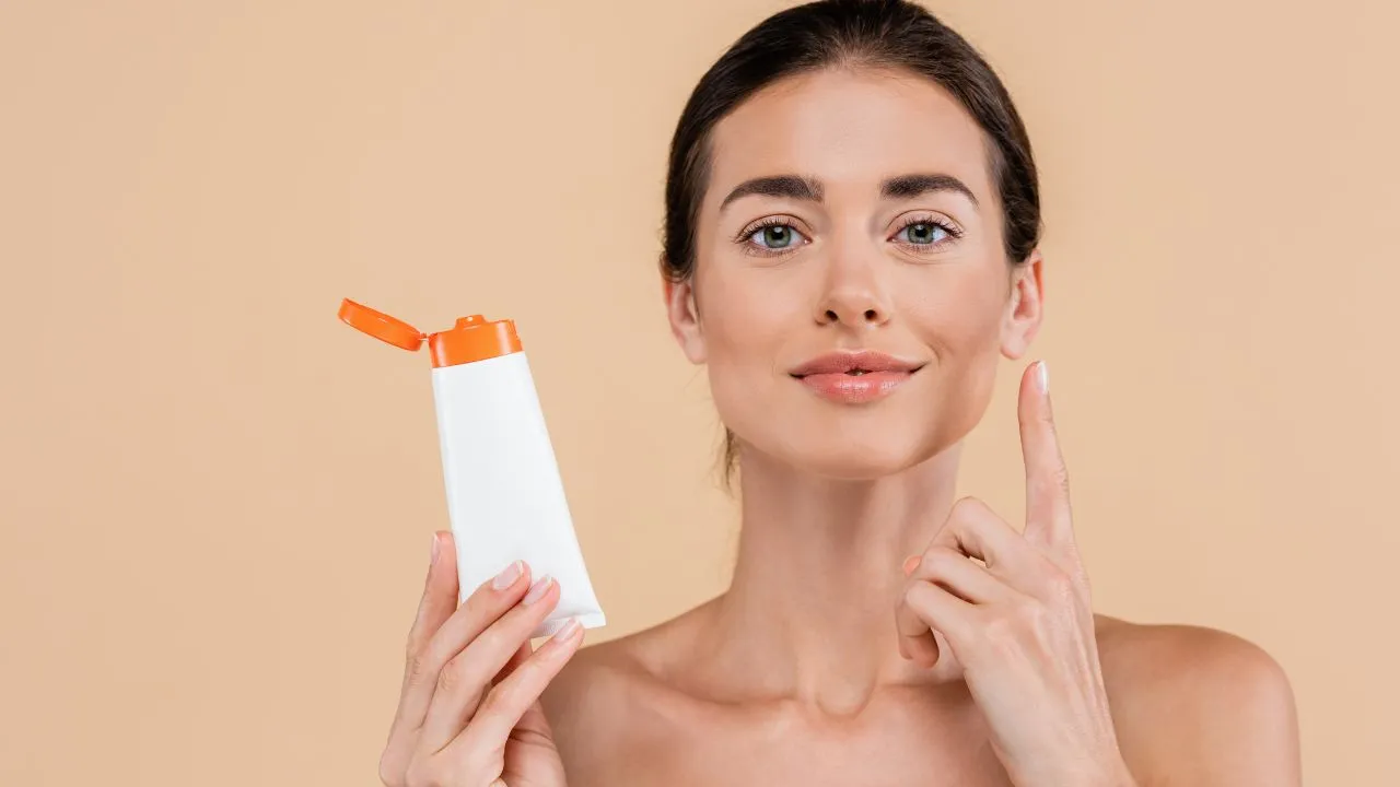 Aprenda como reaplicar o protetor solar facial na pele maquiada de forma simples e garantir eficácia do produto ao longo do dia