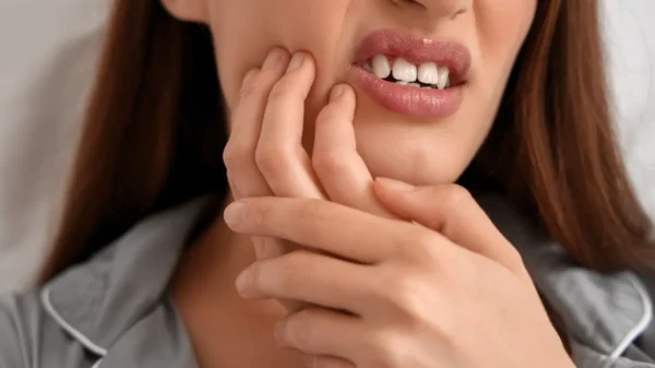 Dentista ressalta os cuidados essenciais para não prejudicar a saúde bucal após quebrar um dente