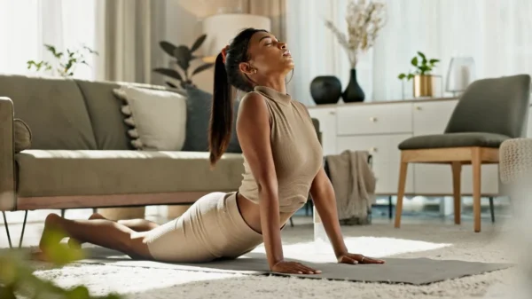 Durante a estação mais fria do ano, manter uma rotina de Yoga ajuda a aquecer o corpo, fortalecer a imunidade e equilibrar a mente
