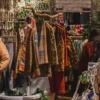 Itens com defeitos ocultos, tecidos desgastados e peças remendadas podem transformar as compras de brechós em prejuízos para o bolso