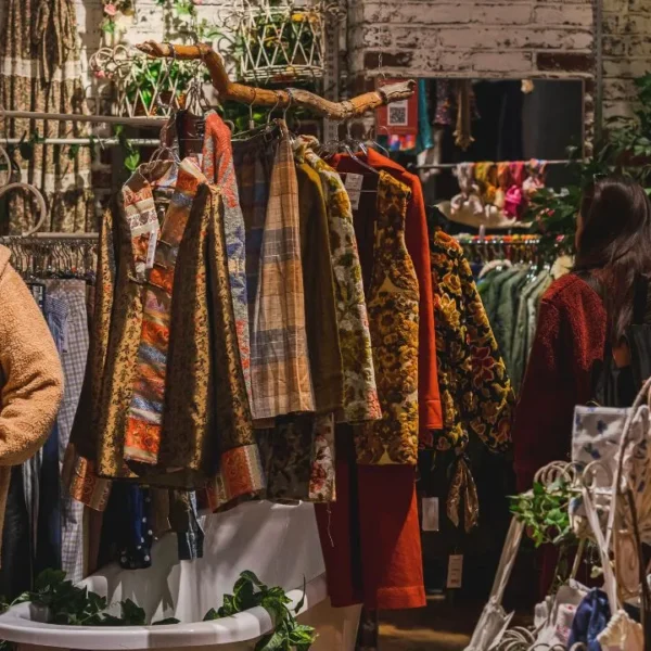 Itens com defeitos ocultos, tecidos desgastados e peças remendadas podem transformar as compras de brechós em prejuízos para o bolso