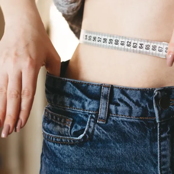 Emagrecer na menopausa pode exigir atenção multidisciplinar, com adoção de dieta saudável, prática de exercícios e reposição hormonal