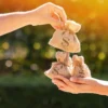 Pesquisa recente revelou que sete em cada dez brasileiros não devolvem dinheiro emprestado por amigos. Veja como evitar comprometer a amizade