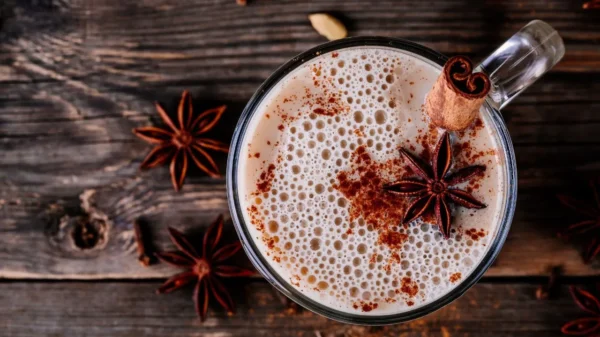Conheça as curiosidades sobre o chai, mistura de chá com especiarias, tão popular na Índia e que conquistou o mundo