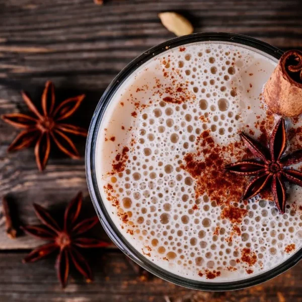 Conheça as curiosidades sobre o chai, mistura de chá com especiarias, tão popular na Índia e que conquistou o mundo