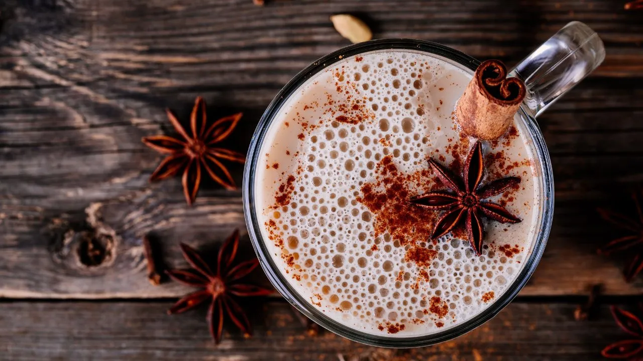 Conheça as curiosidades sobre o chai, mistura de chá com especiarias, tão popular na Índia e que conquistou o mundo