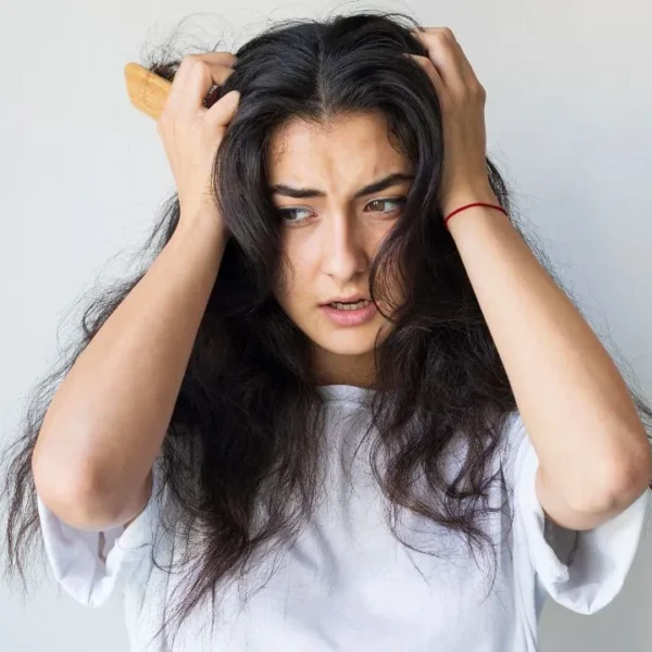 Confira os principais cuidados para combater o frizz no inverno e manter os cabelos mais saudáveis