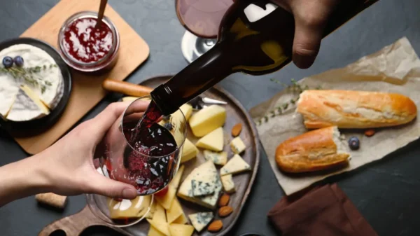Especialista sugere combinações clássicas de vinhos e queijos para aproveitar durante a estação mais fria do ano