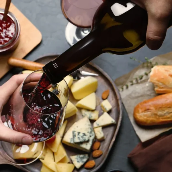 Especialista sugere combinações clássicas de vinhos e queijos para aproveitar durante a estação mais fria do ano