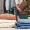 Casacos e agasalhos pesados exigem cuidados especiais. Confira como lavar as roupas de inverno de forma simples e prática