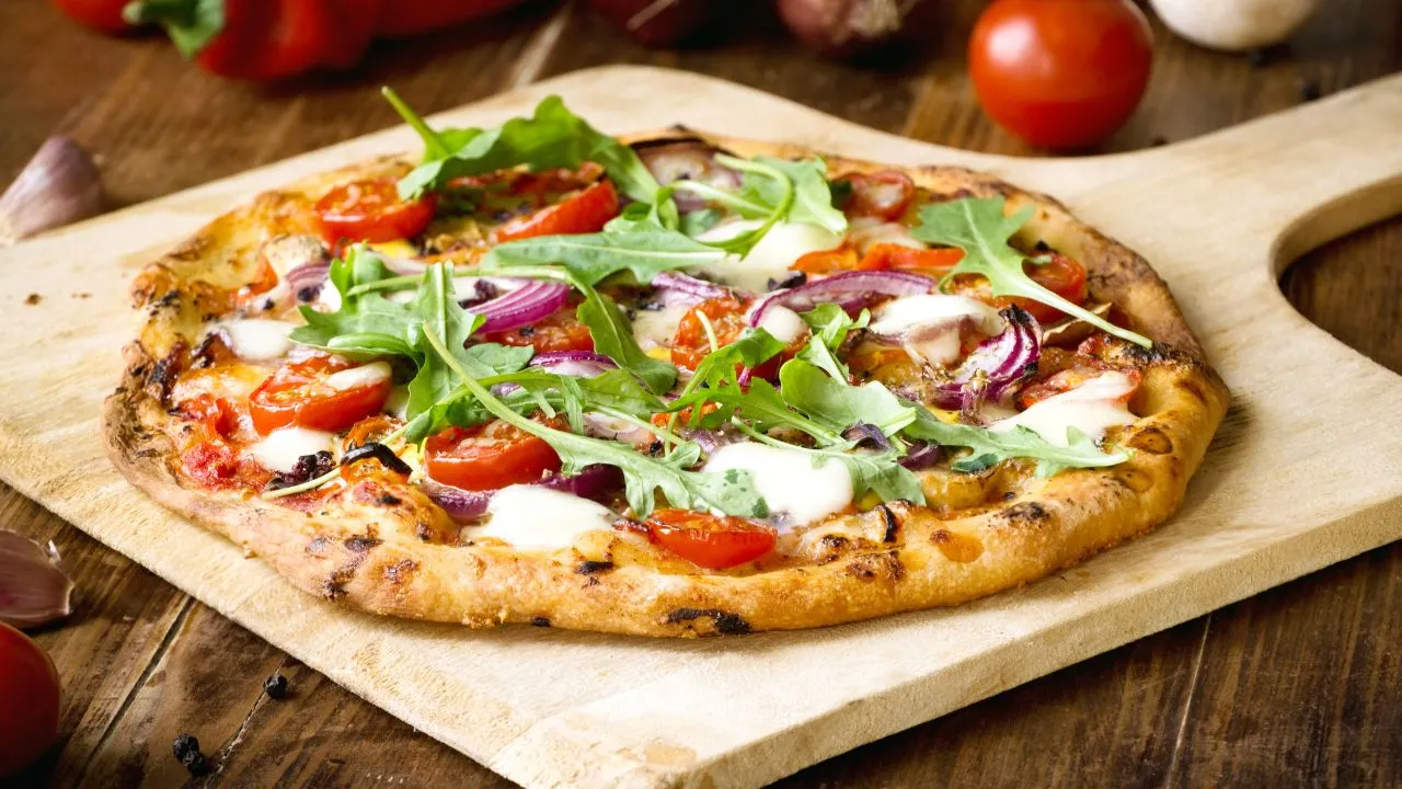 No Dia da Pizza, médica explica como incluir essa paixão nacional no cardápio de forma balanceada