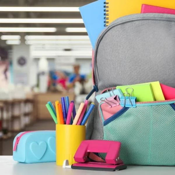 Com o uso correto dos produtos de limpeza certos, é possível renovar o material escolar das crianças e evitar gastos desnecessários